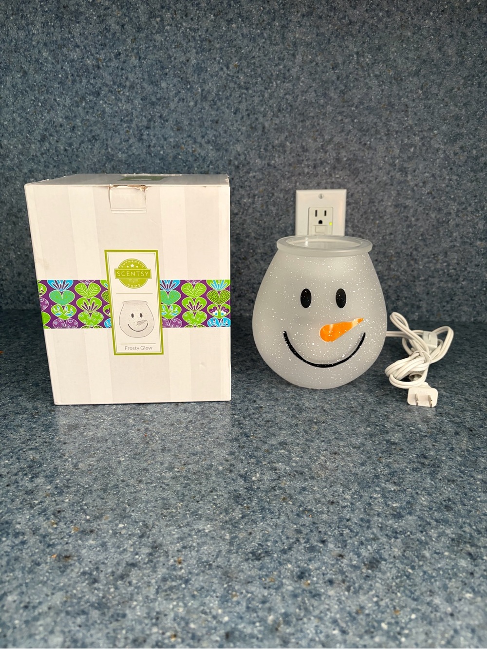 Scentsy 2015 Glass Snowman Wax Warmer With White Speckled Snowman Face